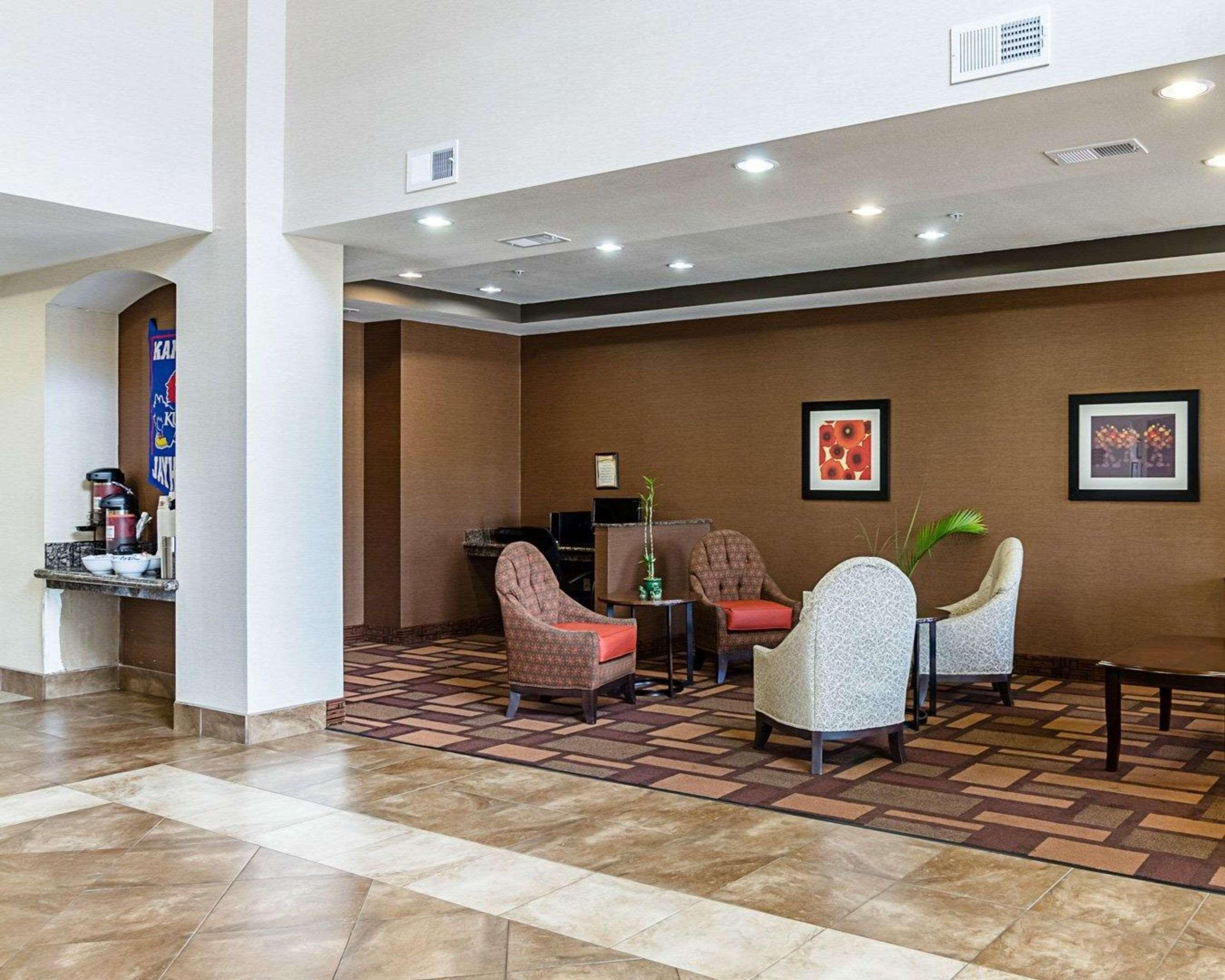 Comfort Inn & Suites Lawrence - University Area Exterior photo